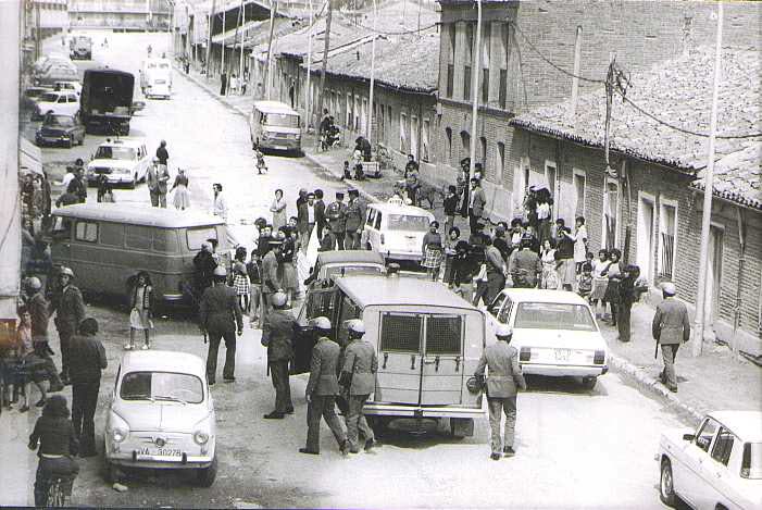 La Policía Nacional interviene en un conflicto vecinal en el barrio de Las Delicias en la decada de los años 70.