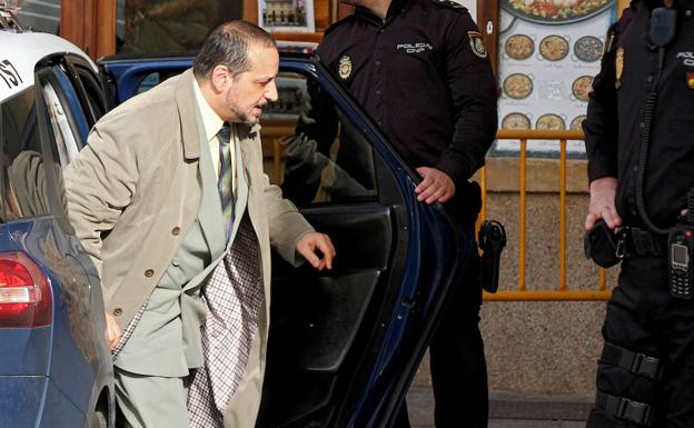 El detective Froilán Álvarez, a su llegada a la Audiencia Provincial de León. 