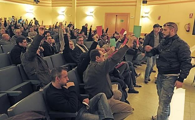 Votación en una asamblea de taxistas vallisoletanos, celebrada en el año 2013. 