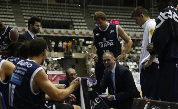 Joaquín Prado da instrucciones a la plantilla palentina.