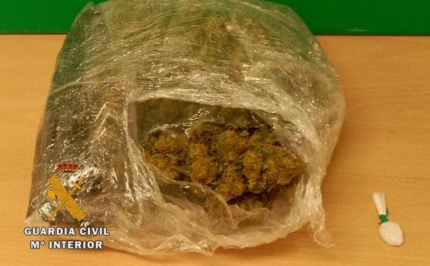 Dos detenidos y 200 gramos de marihuana intervenidos en un control en el acceso a la AP-1