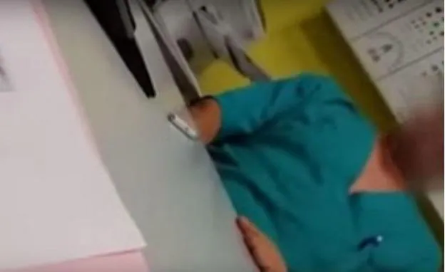 Captura del vídeo grabado por la mujer para denunciar la actitud del médico.