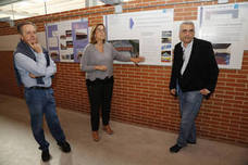 Ángeles Armisén explica el proyecto entre el alcalde de Villamuriel y el arquitecto de la Diputación. 