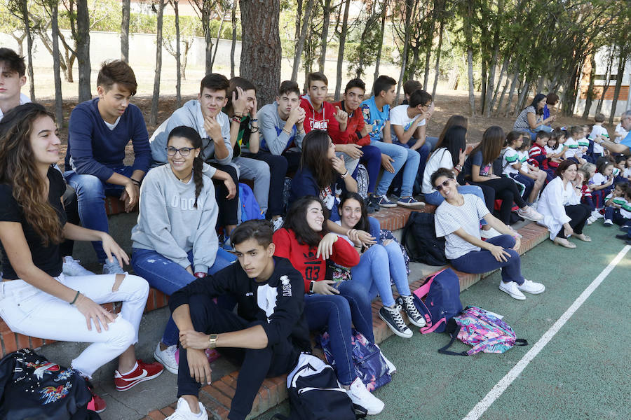 Los actos comenzaron con el tradicional pregón de apertura a cargo de los alumnos de segundo de Bachillerato.