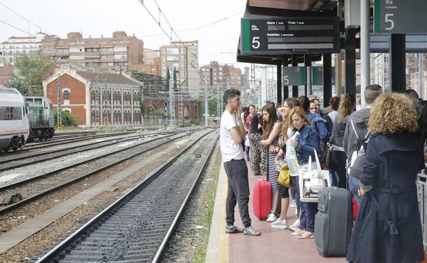 Viajeros de Renfe esperando al tren