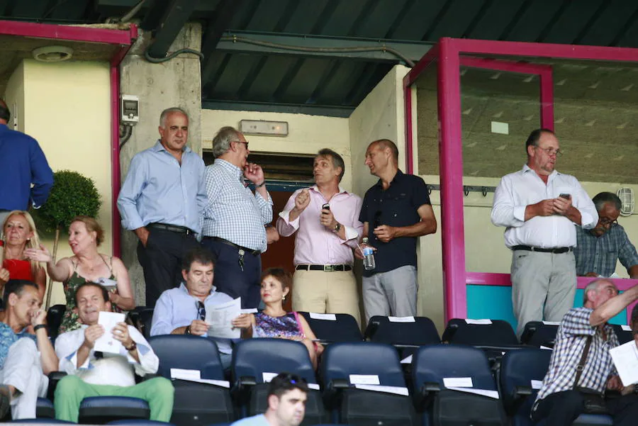 Sito, a la derecha junto a Ángel Lozano, en el palco del estadio Helmántico.