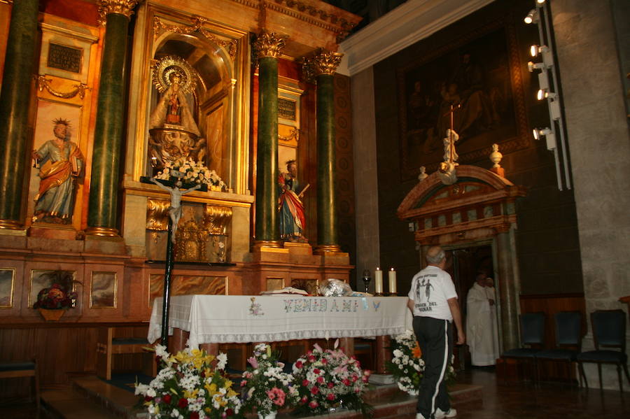 50 atletas han disputado la 59 edición de la Carrera al Henar, un recorrido de 48 kilómetros entre Valladolid y el Santuario de Nuestra Señora del Henar (Segovia) para portar un ramo de flores que se ofreció a los pies de la Virgen.