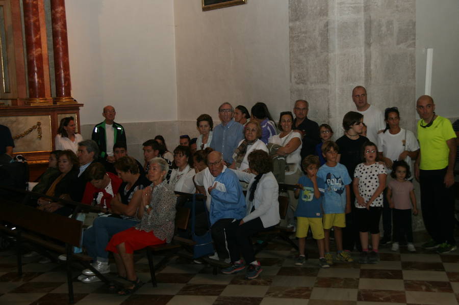 50 atletas han disputado la 59 edición de la Carrera al Henar, un recorrido de 48 kilómetros entre Valladolid y el Santuario de Nuestra Señora del Henar (Segovia) para portar un ramo de flores que se ofreció a los pies de la Virgen.