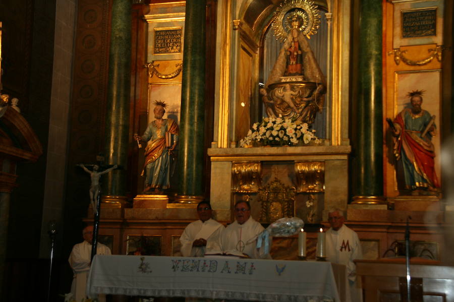 50 atletas han disputado la 59 edición de la Carrera al Henar, un recorrido de 48 kilómetros entre Valladolid y el Santuario de Nuestra Señora del Henar (Segovia) para portar un ramo de flores que se ofreció a los pies de la Virgen.