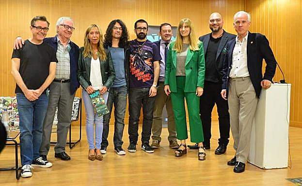 Organizadores, artistas invitados y representantes políticos, en la inauguración. 