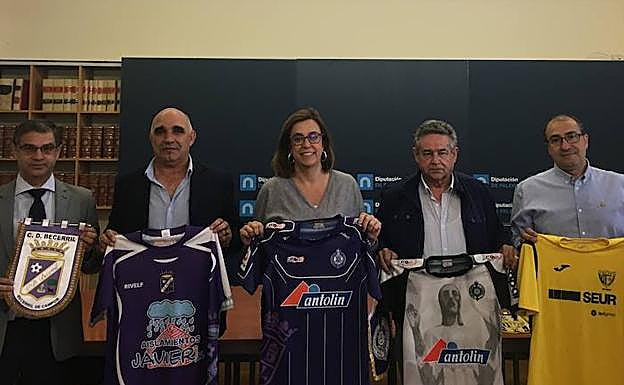Los directivos de los clubes, junto al Jefe de Servicio de Deportes y la presidenta de la Diputación. 