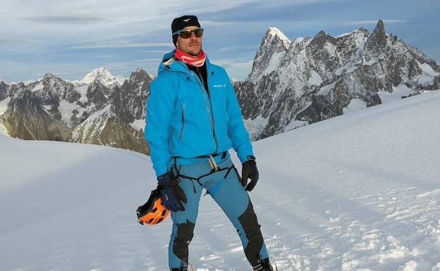 Luis Alonso, preparado para combatir las bajas temperaturas, durante una expedición. 