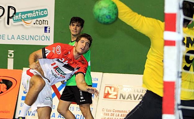 El jugador del conjunto navero Álex Tello efectúa un lanzamiento.