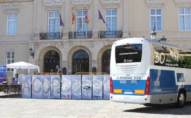 Un autobús, en la fiesta de ACUP en junio en la Plaza Mayor. 