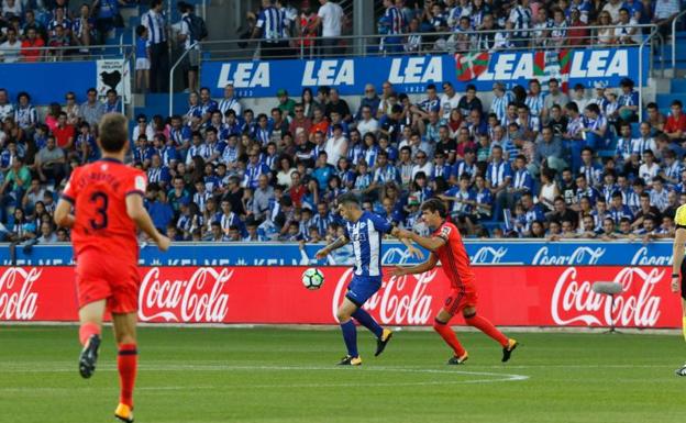 Imagen del partido entre el Alavés y la Real.