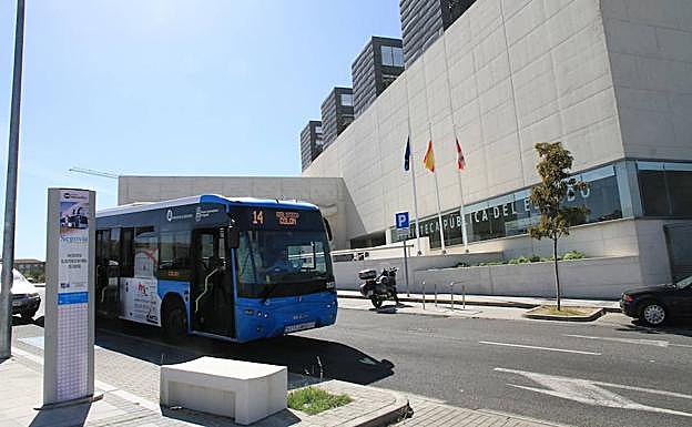 Un autobús, en la parada de la Biblioteca del barrio de Comunidad de Ciudad y Tierra.