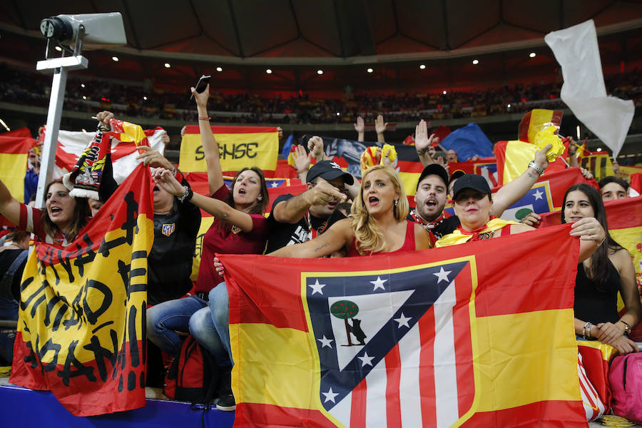 Una multitud de aficionados del Atlético de Madrid lució los colores nacionales en el partido ante el Barcelona.