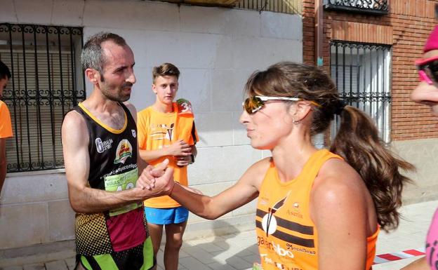 Giralda y Román se saludan en la meta de Corcos