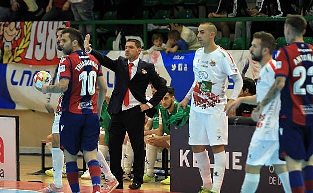 Diego Gacimartín da instrucciones desde la banda durante el partido frente al Levante.