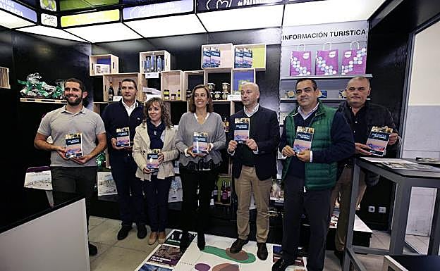 La presidenta de la Diputación, en el centro, en la presentación de unas guías turísticas en el espacio de la Estación.