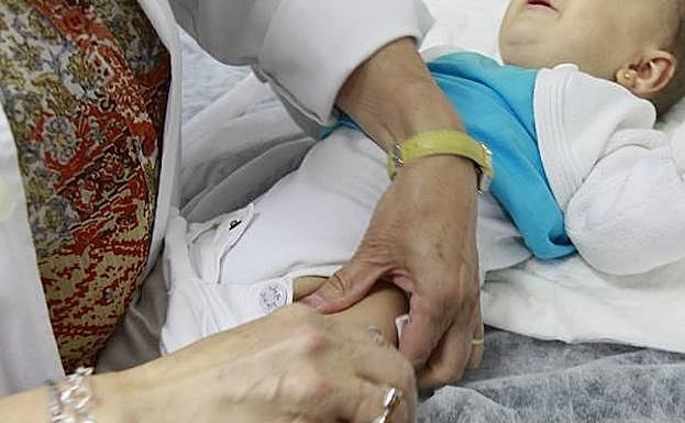 Una pediatra atiende a un bebé