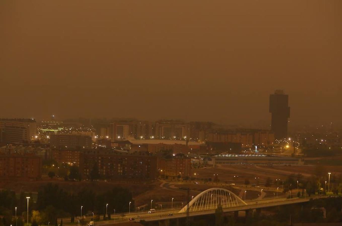 Ponferrada amanece bajo una nube de humo