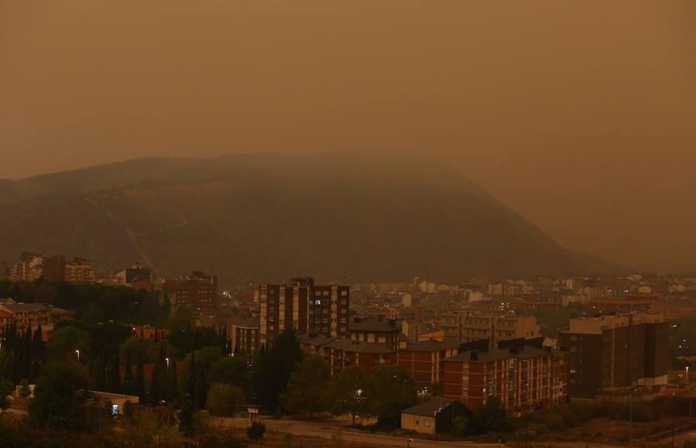 Ponferrada amanece bajo una nube de humo