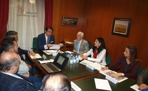 Un momento de la reunión del consejero de Fomento con los alcaldes y responsables de la Junta en Palencia. 