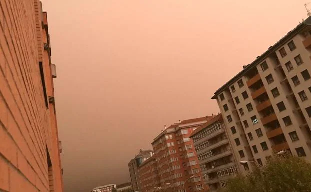 La capital leonesa, cubierta por humo durante la mañana.