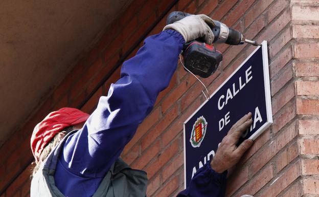 Un operario cambia una placa.