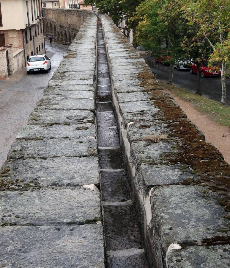 Los participantes en este viaje por las entrañas del monumento pudieron conocer los llamados desarenadores o decantadores donde reposaba el agua y se limpiaba de impurezas