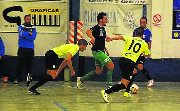 Una jugada del partido que enfrentó a los guardenses con el Ribera Navarra.