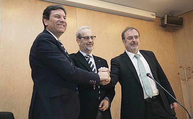 Carriedo, con el rector de Salamanca y el consejero de Educación, durante la firma del convenio con Universitas, el pasado marzo.