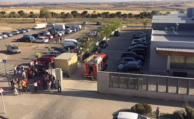 Un camión del parque de Bomberos de Segovia desplazado al simulacro llevado a cabo ayer en el centro integral Felipe VI. 