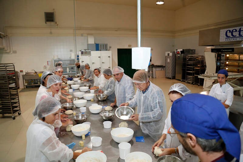 Una treintena de aficionados aprenden técnicas para elaborar productos saludables en su propio hogar en el curso de formación organizado por el Cetece en colaboración con El Norte de Castilla