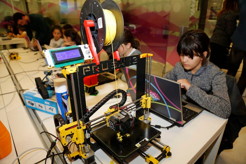 La directora general de Telecomunicaciones de la Consejería de Fomento y Medio Ambiente, María Victoria Seco, visita a los participantes del 'Taller de Exposición' dirigido a alumnos de Primaria