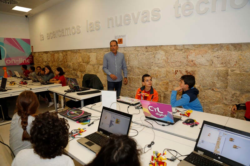 La directora general de Telecomunicaciones de la Consejería de Fomento y Medio Ambiente, María Victoria Seco, visita a los participantes del 'Taller de Exposición' dirigido a alumnos de Primaria