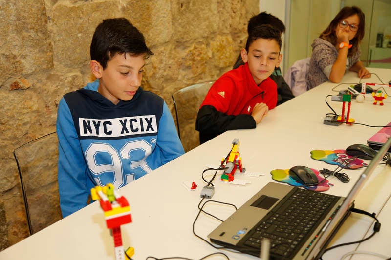 La directora general de Telecomunicaciones de la Consejería de Fomento y Medio Ambiente, María Victoria Seco, visita a los participantes del 'Taller de Exposición' dirigido a alumnos de Primaria