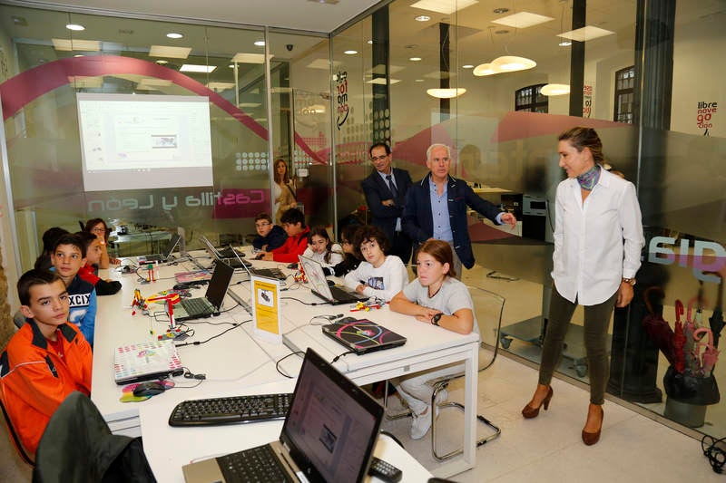 La directora general de Telecomunicaciones de la Consejería de Fomento y Medio Ambiente, María Victoria Seco, visita a los participantes del 'Taller de Exposición' dirigido a alumnos de Primaria