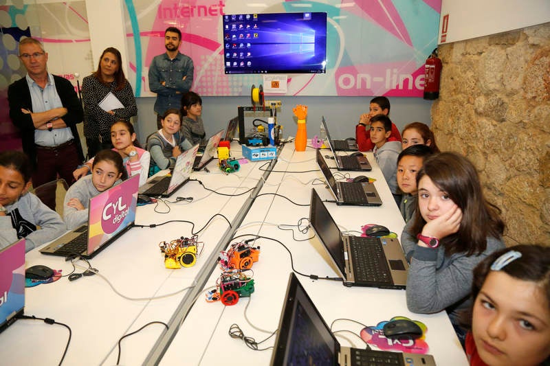 La directora general de Telecomunicaciones de la Consejería de Fomento y Medio Ambiente, María Victoria Seco, visita a los participantes del 'Taller de Exposición' dirigido a alumnos de Primaria