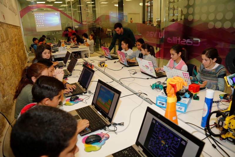 La directora general de Telecomunicaciones de la Consejería de Fomento y Medio Ambiente, María Victoria Seco, visita a los participantes del 'Taller de Exposición' dirigido a alumnos de Primaria