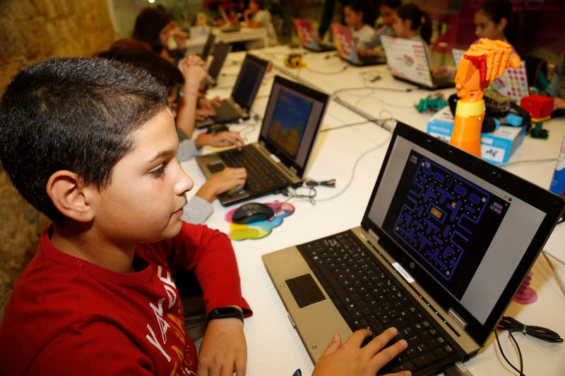 La directora general de Telecomunicaciones de la Consejería de Fomento y Medio Ambiente, María Victoria Seco, visita a los participantes del 'Taller de Exposición' dirigido a alumnos de Primaria