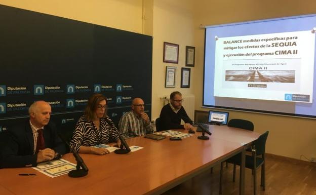 La presidenta de la Diputación, Ángeles Armisén, junto con el diputado Urbano Alonso y los responsbles del programa en la presentación de los resultados. 