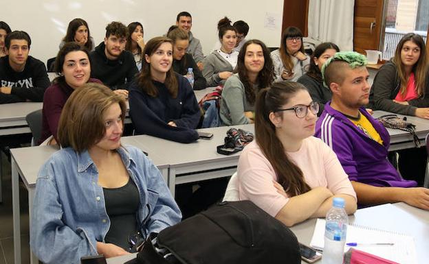 Algunos de los jóvenes que participan en la jornada de convivencia en el campus de Segovia, preparatorio de su práctica en Ghana. 