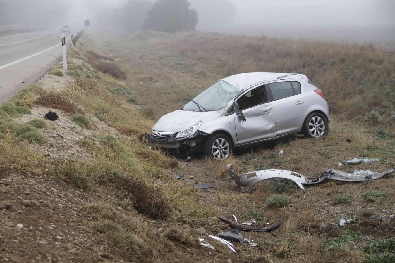 El percance se ha producido pocos minutos antes de las 8:30 horas, cuando un turismo que iba en dirección Peñafiel se salió de la vía quedando en la cuneta con un fuerte impacto en su parte delantera resultando herido el conductor