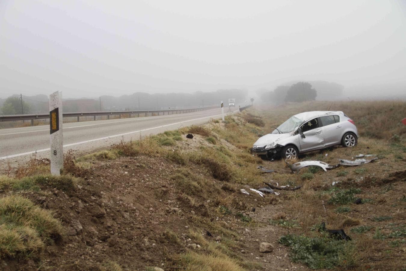 El percance se ha producido pocos minutos antes de las 8:30 horas, cuando un turismo que iba en dirección Peñafiel se salió de la vía quedando en la cuneta con un fuerte impacto en su parte delantera resultando herido el conductor