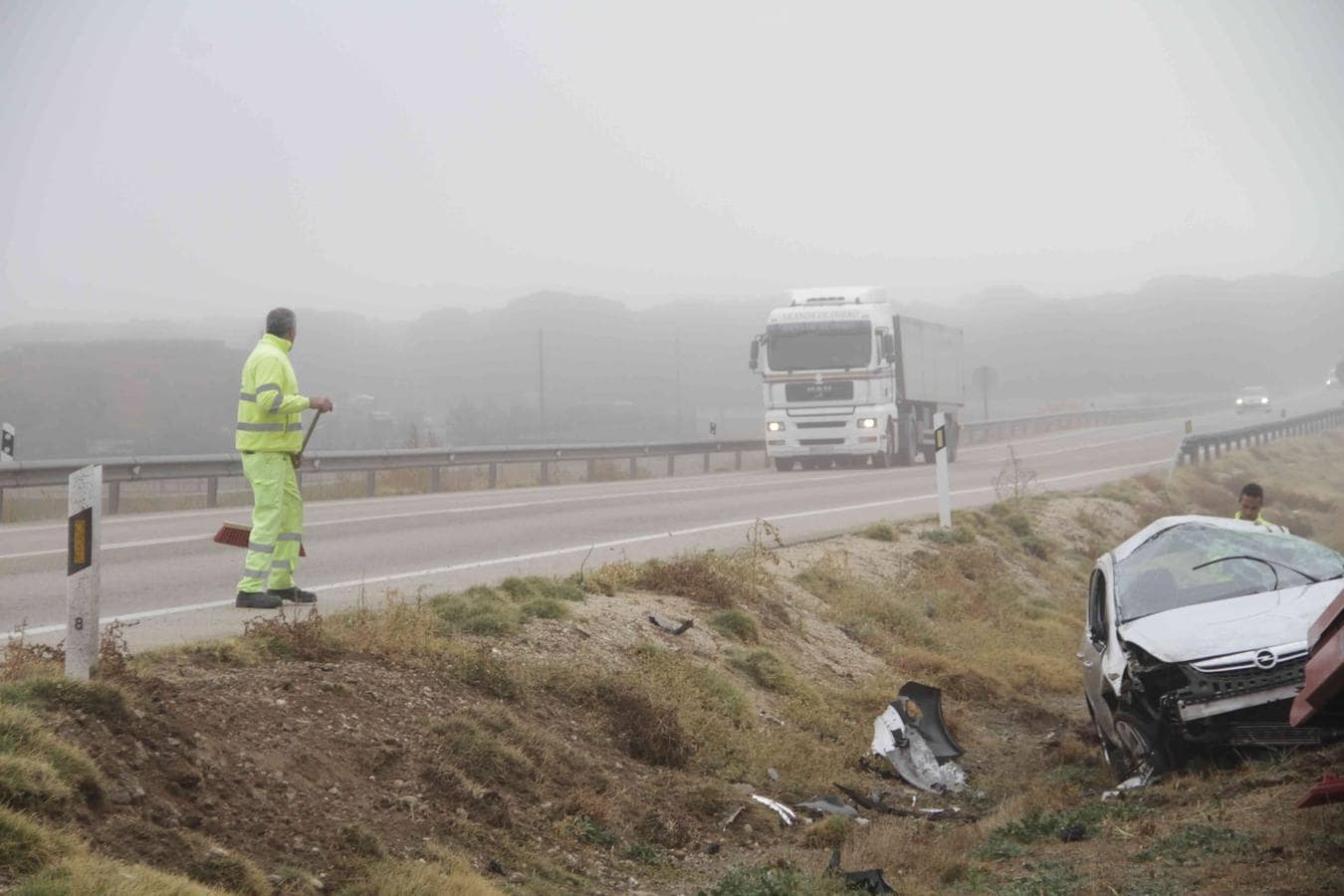 El percance se ha producido pocos minutos antes de las 8:30 horas, cuando un turismo que iba en dirección Peñafiel se salió de la vía quedando en la cuneta con un fuerte impacto en su parte delantera resultando herido el conductor