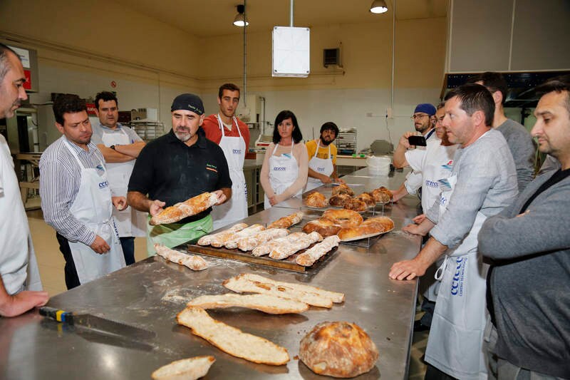 El maestro de panaderos Josep Pascual imparte varias jornadas de formación dirigidas a profesionales del sector