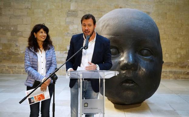 El alcalde Óscar Puente hace balance de las visitas al Patio Herreriano en presencia de Ana Redondo. 