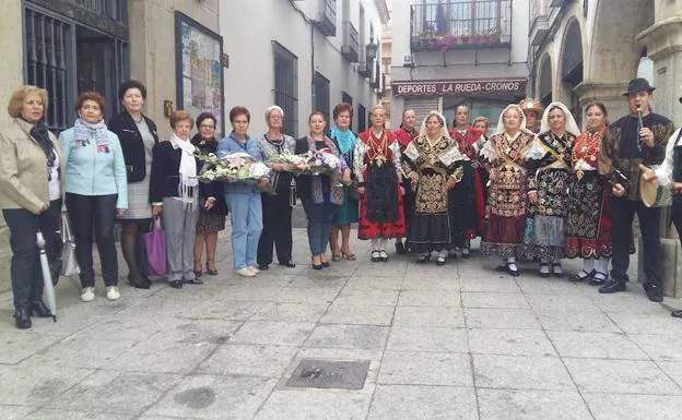 Un grupo de mujeres en la Plaza Mayor antes de realizar la ofrenda floral a Santa Teresa en el día dedicado a ellas.